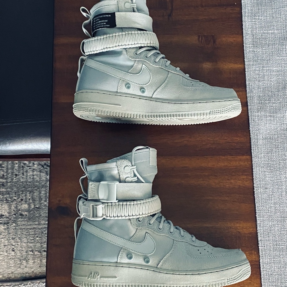 NIKE SF Air Force 1 High-Top, Women’s 9.5
Waterproof, light silver/Mica Green - Picture 6 of 11
